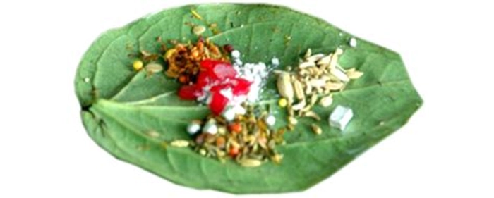 Traditional sada paan with betel leaf, lime paste, and catechu
